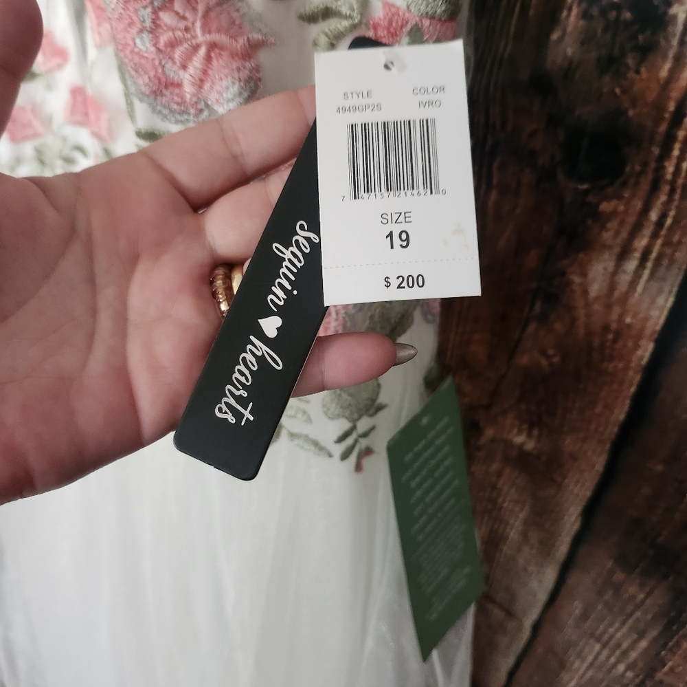 Elegant White Dress with Floral Embroidery - Picture 6 of 9